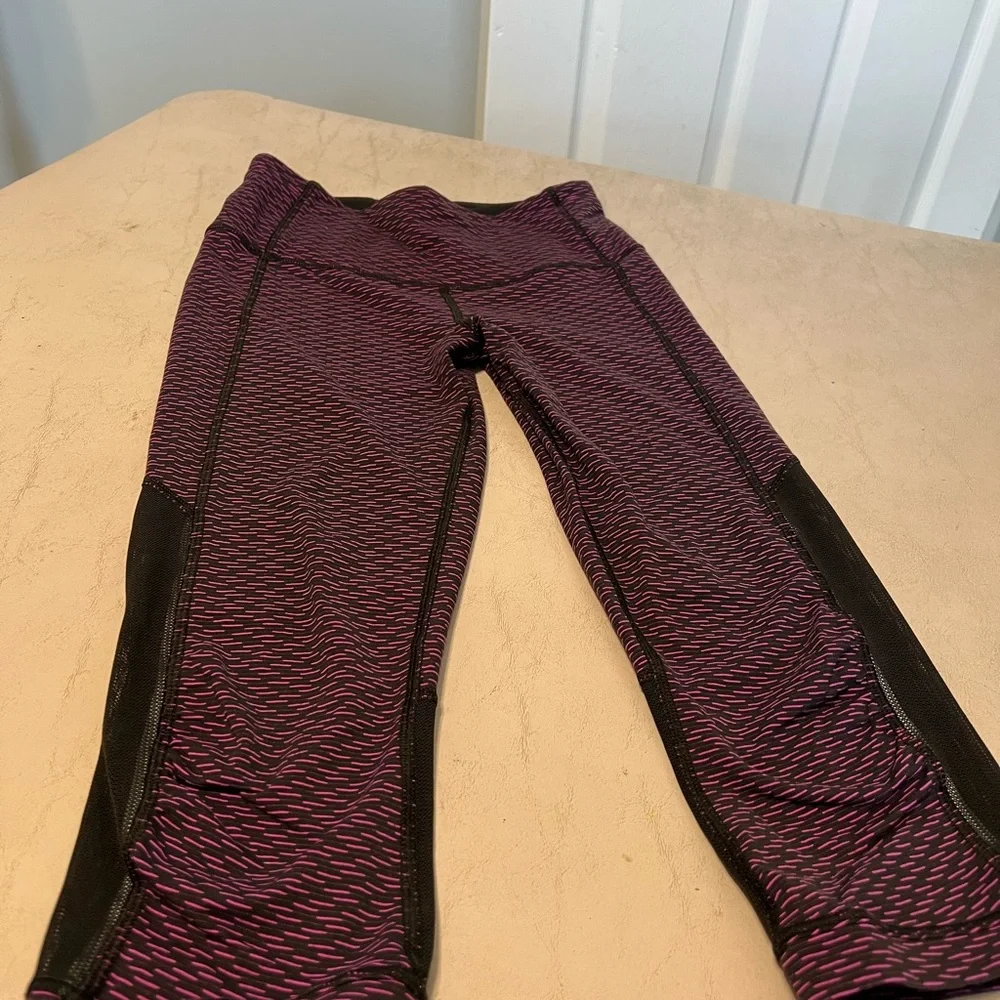 LULULEMON ATHLETICA GEAR UP SCORE JACQUARD PURPLE BLACK MESH CROP LEGGING SIZE 4